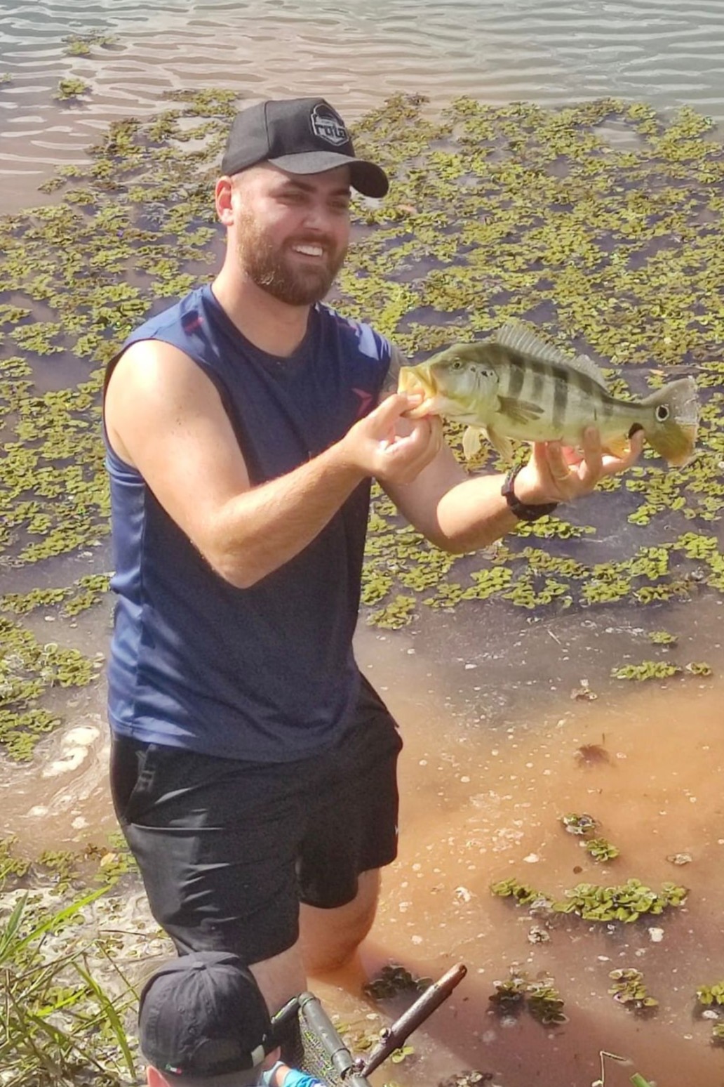 Tucunaré sendo exibido por pescador